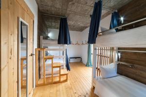 una camera con letto a castello e una sala da pranzo di Ichi The Hostel a Minamicho