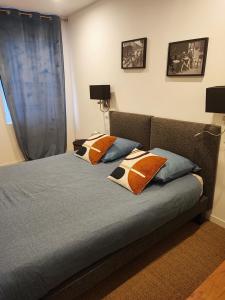 um quarto com uma cama com duas almofadas em APPART'HOTEL EDEN em Béthune