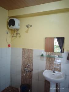łazienka z umywalką i oknem w obiekcie LaMansion Inn w mieście Czerapuńdżi