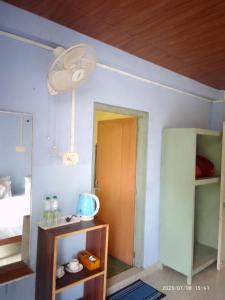 Zimmer mit einer Tür und einer Decke in der Unterkunft LaMansion Inn in Cherrapunji