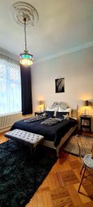 Un dormitorio con una cama grande y una lámpara de araña. en Stadtvilla Rostock - 160 qm Apartment zentrumsnah, en Rostock
