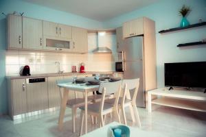 Η κουζίνα ή μικρή κουζίνα στο Emeralds-Kalamaki Andriana home +13 φωτογραφίες