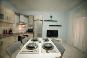 Η κουζίνα ή μικρή κουζίνα στο Emeralds-Kalamaki Andriana home