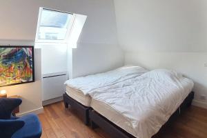 - une chambre avec un lit et une fenêtre dans l'établissement Maison de Ville Ty Art, à Quiberon