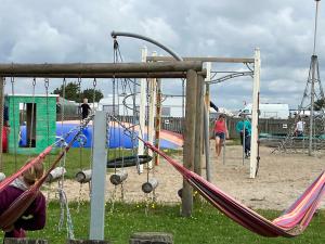 Herní místnost nebo prostor pro děti v ubytování Thorsminde Camping & Cottages