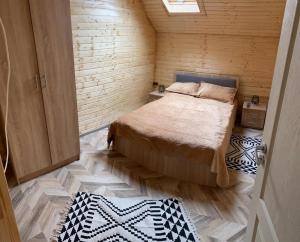 Un pat sau paturi într-o cameră la Cabana Șerban