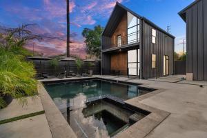 ein Haus mit einem Swimmingpool vor einem Haus in der Unterkunft Poolside Loft: Great for Events in Houston