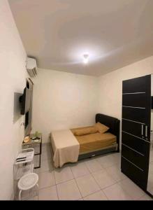 雅加達的住宿－Apartment studio kalibata city by alfan，一间卧室配有一张床和一台电视