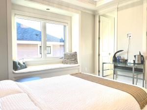 1 dormitorio con cama y ventana en Vancouver Shangrila House, en Richmond
