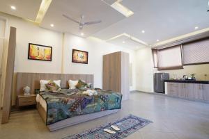 sypialnia z łóżkiem w środku pokoju w obiekcie Tripli Hotels Ayushman Retreat w mieście Rishikesh