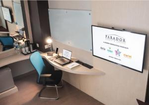 TV tai viihdekeskus majoituspaikassa Vega Hotel Gading Serpong
