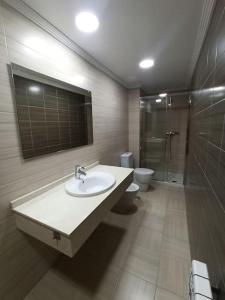 La salle de bains est pourvue d'un lavabo, d'une douche et de toilettes. dans l'établissement Ca' Truyés, à El Pino