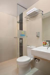 Kylpyhuone majoituspaikassa Vega Hotel Gading Serpong