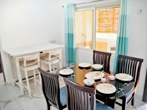 comedor con mesa y 4 sillas en Hyderabad Home: Serene 3BHK Retreat in the Heart of the City, en Hyderabad