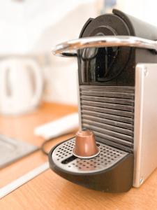 une cafetière assise au-dessus d'une table dans l'établissement Zenios Andromeda - Quiet and modern apartment, à Athènes