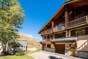 a large wooden building with a balcony on it at Chalet L'armoise - Chalets pour 14 Personnes 954 in Tignes
