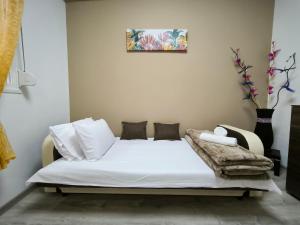 クサンティにあるPerikleous Apartmentのベッド(白いシーツ、枕付)