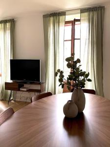 402* City center in Montreux في مونترو: غرفة معيشة مع طاولة عليها مزهرية