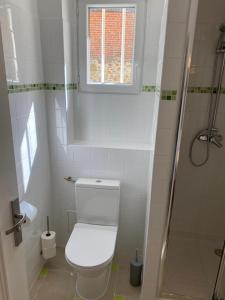 La salle de bains blanche est pourvue de toilettes et d'une fenêtre. dans l'établissement Home concept Gace 1 - Superb apartment in Gacé, à Gacé