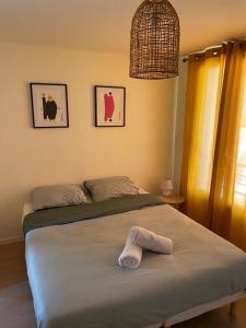 - un lit avec une serviette dans une chambre dans l'établissement Home concept Gace 1 - Superb apartment in Gacé, à Gacé