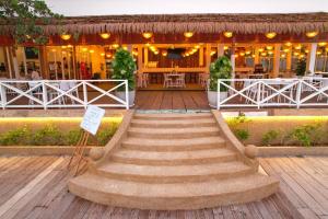 um conjunto de escadas que levam a um restaurante com uma mesa em One Beach Resort em Koh Rong Sanloem