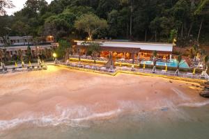 One Beach Resort في كوه رونغ ساملوم: اطلالة جوية لمنتجع على الشاطئ