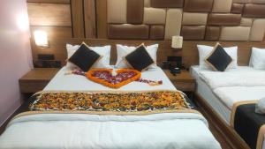Tempat tidur dalam kamar di Poddar Residency