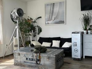 een woonkamer met een bank en een grote kofferbak bij Vista Suites 1-2 in Boedapest
