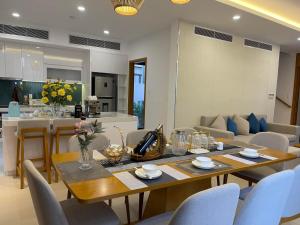 uma sala de jantar e cozinha com mesa e cadeiras em Big Star Villas - Wyndham Garden em Cam Ranh