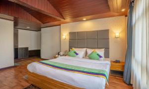 Postel nebo postele na pokoji v ubytování Treebo Eeshan Rodhi Resort, Darjeeling