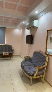 メディナにあるنماء الجود فرع المستراحの椅子とテレビのある待合室