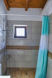 Το πατρικό του Σταύρου. في موزاكيون: حمام مع دش ونافذة