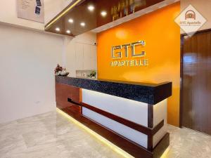 塔克洛班的住宿－GTC Apartelle，一个带橙色和白色柜台的办公室大堂
