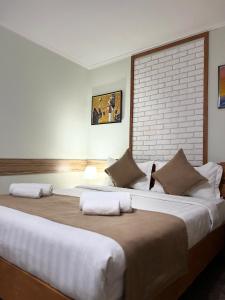 Kausar Hotel客房内的一张或多张床位