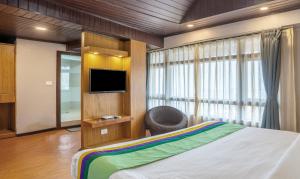 TV a/nebo společenská místnost v ubytování Treebo Eeshan Rodhi Resort, Darjeeling