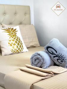 ein Bett mit einem Handtuch und einer Ananas darauf in der Unterkunft GTC Apartelle in Tacloban