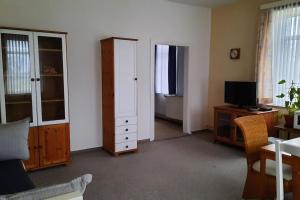 TV a/nebo společenská místnost v ubytování Gemütliche Ferienwohnung am Wildgehege