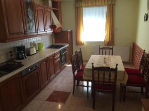 Kuchyňa alebo kuchynka v ubytovaní Green Park Apartment