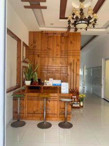 una hall con pannelli in legno e un bar con sgabelli. di Sao Biển Hotel - Đảo Phú Quý a Cu Lao Thu