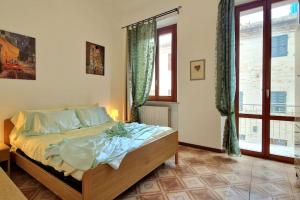 una camera con un letto in una stanza con finestre di [10 metri dal Mare] Wi-Fi A/C 8 posti a Porto Recanati