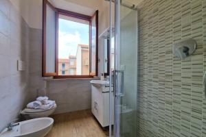 bagno con doccia, lavandino e servizi igienici di [10 metri dal Mare] Wi-Fi A/C 8 posti a Porto Recanati
