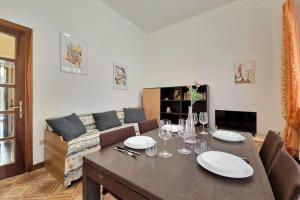 uma sala de estar com uma mesa e um sofá em [10 metri dal Mare] Wi-Fi A/C 8 posti em Porto Recanati