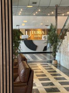 ein brauner Ledersessel in der Lobby in der Unterkunft Hotel Turia in Valencia
