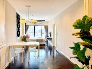 - une salle à manger et un salon avec une table et des chaises dans l'établissement Grand Diamond Condominium, à Bangkok