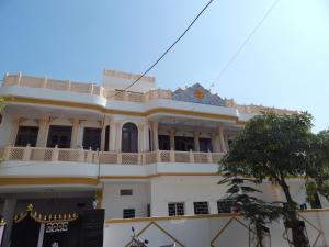 un edificio blanco con balcón en la parte superior en Vishal Villa, en Jaipur