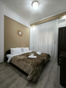 クサンティにあるPerikleous Apartmentのベッドルーム1室(大型ベッド1台、タオル2枚付)