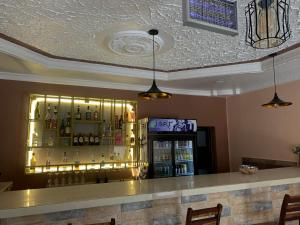 un bar en un restaurante con barra y nevera en JUBILEE EXECUTIVE LODGE, en Lusaka