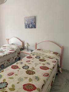 zwei nebeneinander stehende Betten in einem Schlafzimmer in der Unterkunft Mirador del Puerto in Aguadulce
