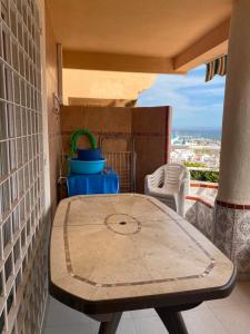 einen Tisch auf einem Balkon mit Stadtblick in der Unterkunft Mirador del Puerto in Aguadulce