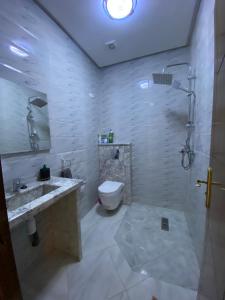 Bathroom sa Surf guest house